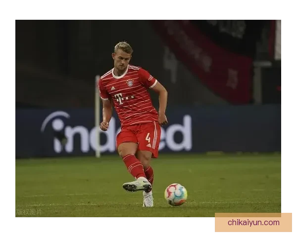 德里赫特在阿贾克斯时期表现亮眼，成功引领球队夺冠成就显著